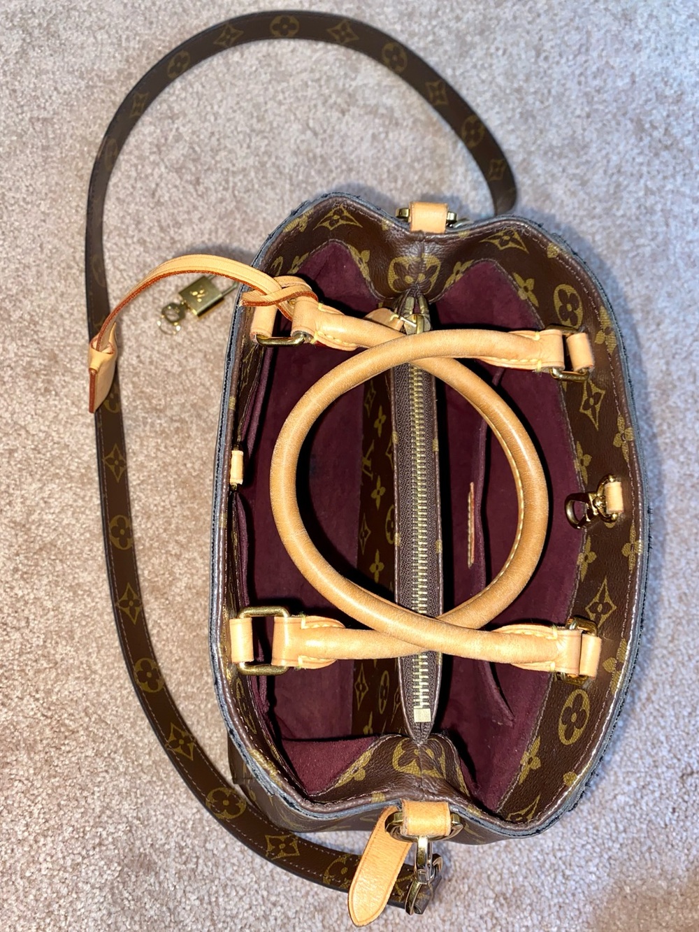 Louis Vuitton | Monogram Montaigne MM Handbag w LV Strap, Lock & Key & Dust Bag - Picture 9 of 16
